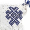 Coussin vintage berbere 100 laine vierge tissé main blanc motifs bleus avec ses pompoms de laine