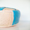 Pouf fassi en cuir Turquoise et blanc pouffe marocain en cuir veritable fait main